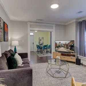 Bright & Charming With Fire Pit And Porch Swing - Close To Beale Street, Bbq, Graceland, And The Liberty Bowl Holiday home
