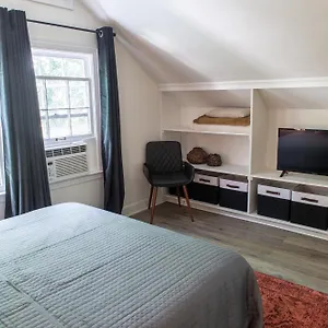 J Birds' Midtown Holiday home