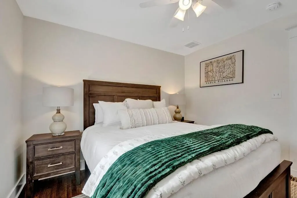 The Victorian - Elegant 3Br Home Near Overton Memphis 0*,  United States